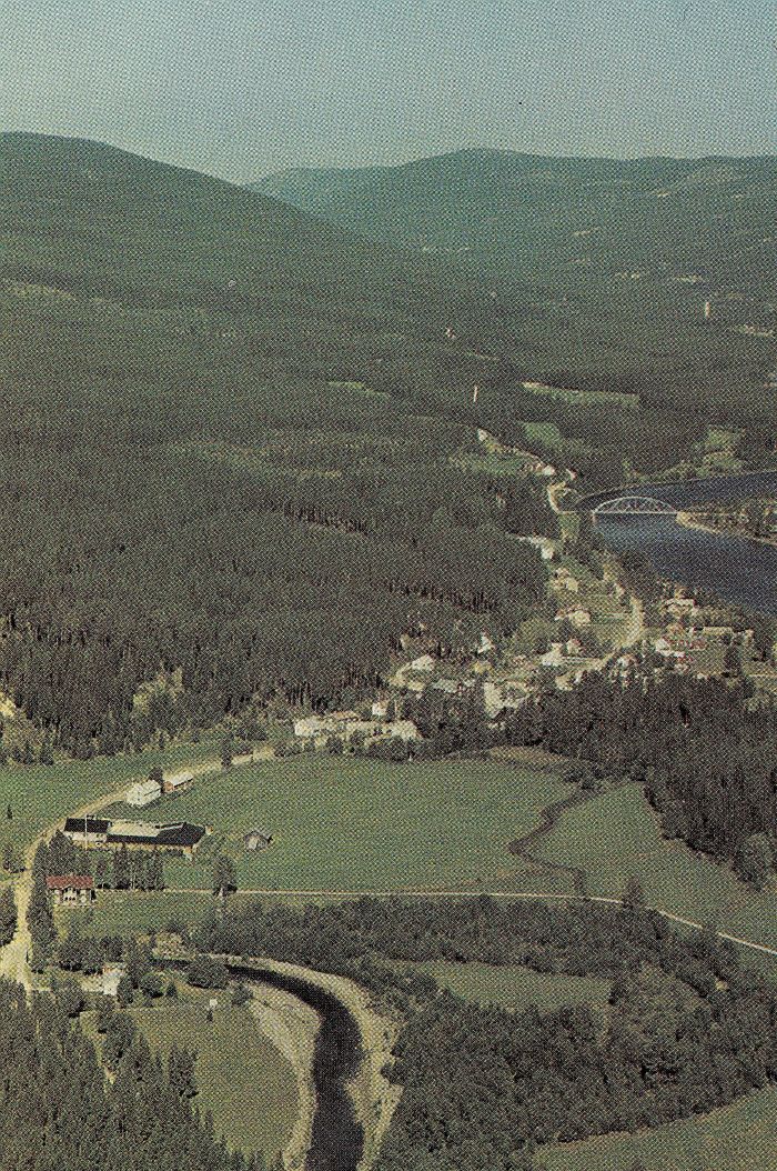 Jordet før den nye Smieflobrua over Trysilelva ble åpnet 28. august 1981. Foto Widerøes Flyveselskap